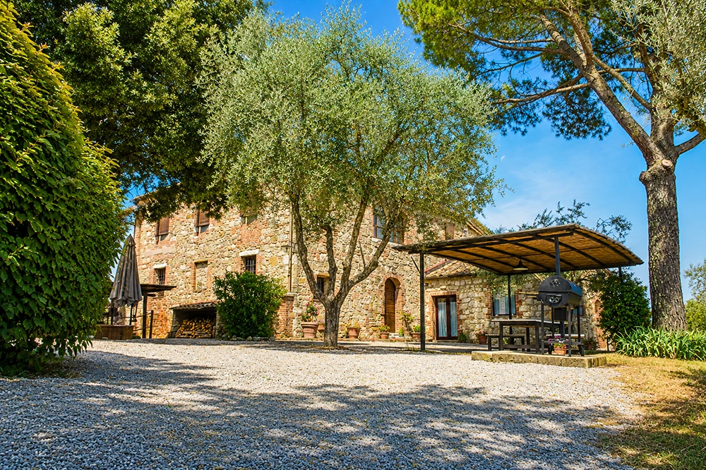 tuscan villa garden view countryside poggio il poderuccio
