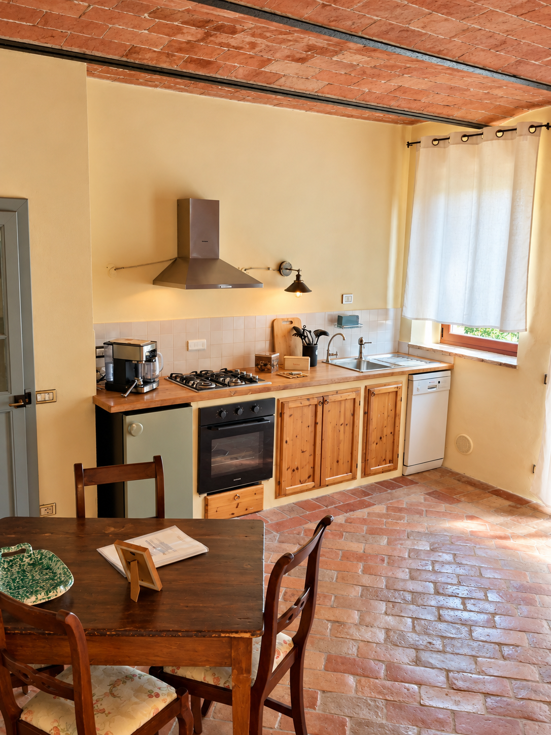 poggio-il-poderuccio-leccio-cucina-tavolo-01