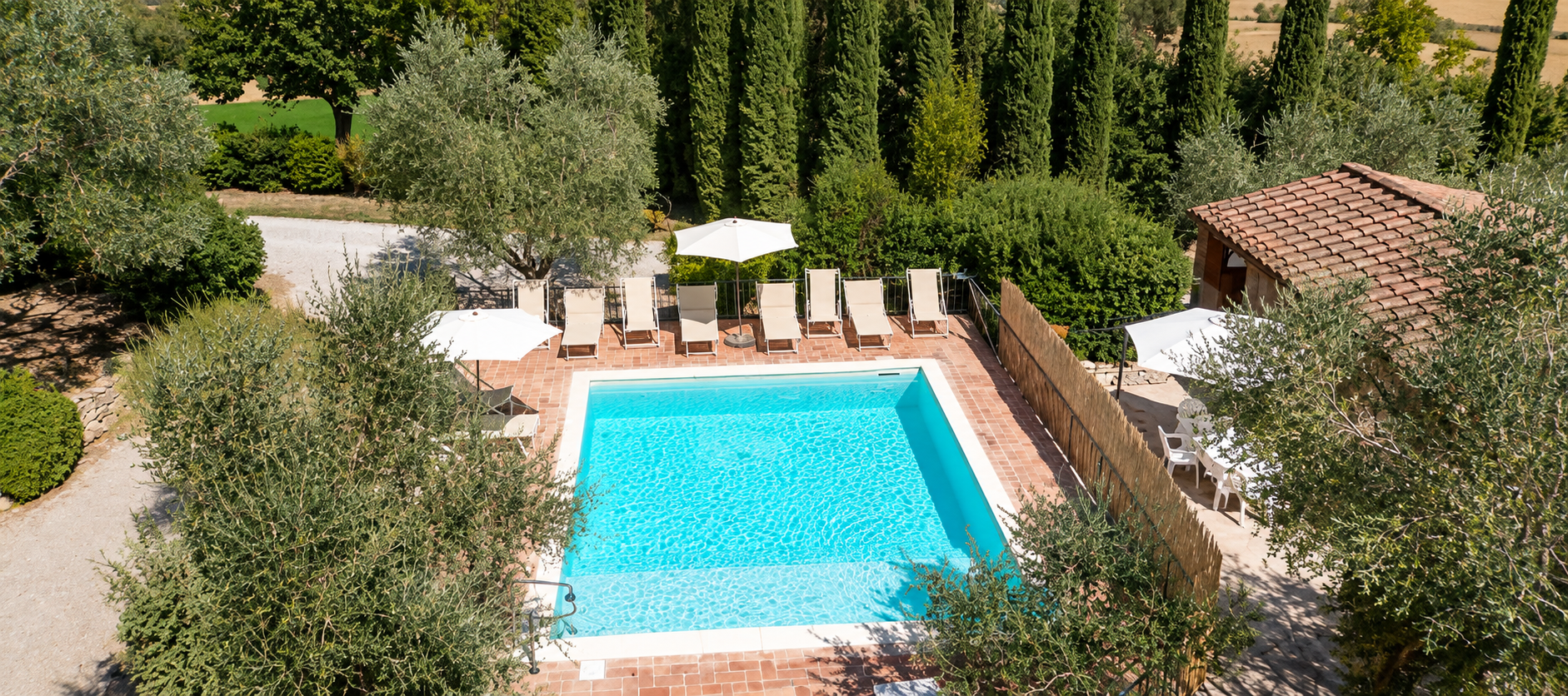 poggio-il-poderuccio-piscina-lettini-ombrelloni-01