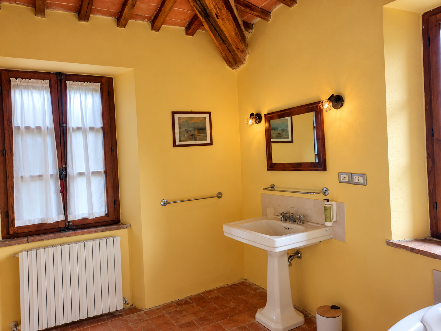 poggio-il-poderuccio-quercia-bagno-lavabo-finestre-01